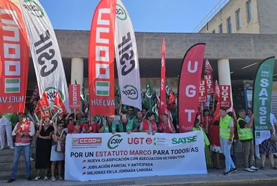 Concentración a la puertas del Hospital Juan Ramón Jiménez.