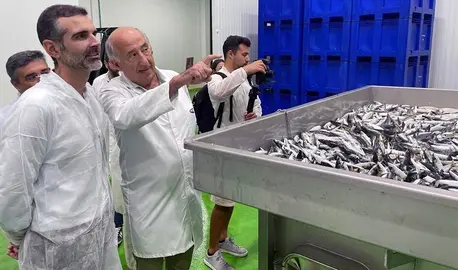 Fernández Pacheco visita una conservera en Ayamonte.