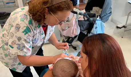 Una enfermera vacuna de la bronquiolitis.