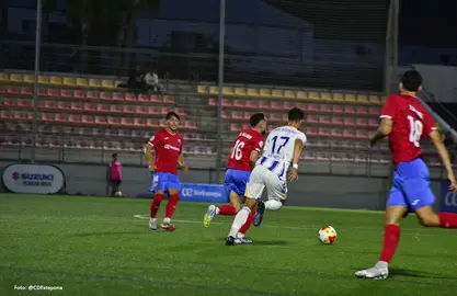 Una jugada del Estepona-Recre.