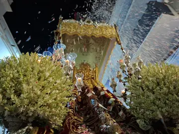 Manto de la Virgen de la Bella con los billetes. / Fotografía: Hermandad de la Bella.