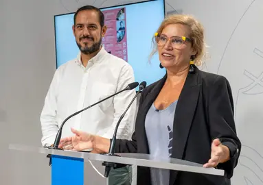 Gracia Baquero junto a Benito Conde, durante la presentación de la programación otoñal en Trigueros. / Fotografía: Diputación Provincial.