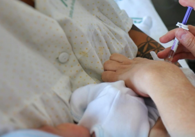 Vacunación en bebés. / Fotografía: Hospital Juan Ramón Jiménez.