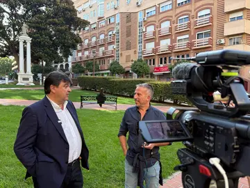 Gabriel Cruz -izquierda- atiende a los medios.