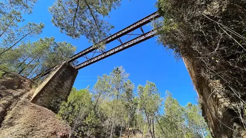 Las vías del Buitrón a su paso por Zalamea La Real.
