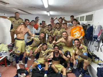 El vestuario del Recre celebrando su victoria.