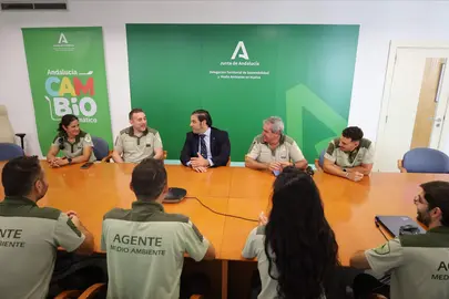 Yórquez junto a los nuevos agentes del medio ambiente.