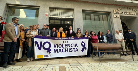 Manifestación contra a Violencia Machista en la Subdelegación del Gobierno.