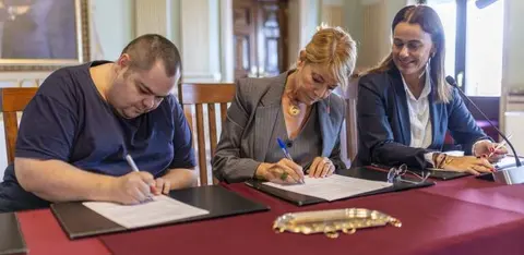 Firma de los contratos de alquiler.