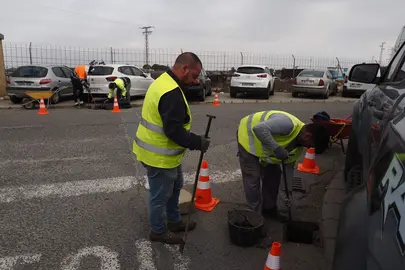 Limpieza de imbornales en el polígono San Jorge de Palos de la Frontera.