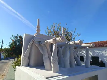 Monumento a los costaleros en Calañas.