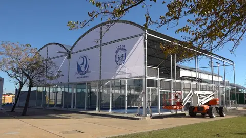 Lonas en las pistas de pádel de Palos de la Frontera.