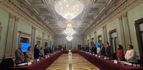 Minuto de silencio antes del inicio del pleno en el Ayuntamiento de Huelva.