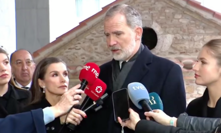 Felipe VI atiende a los medios de comunicaci&oacute;n en Atenas.