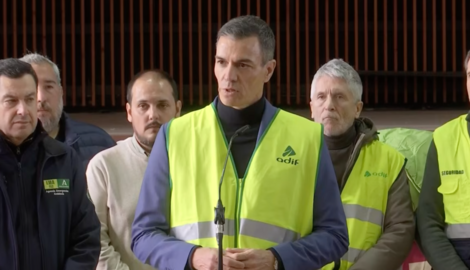 Imagen de la rueda de prensa del presidente del Gobierno en Adamuz tras el accidente ferroviario. / Imagen: Youtube.