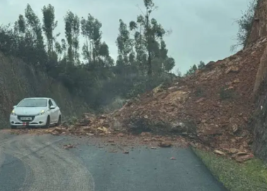 Desprendimiento en la carretera que une Rosal de la Frontera con Santa Barbara  hace unos d&iacute;as.