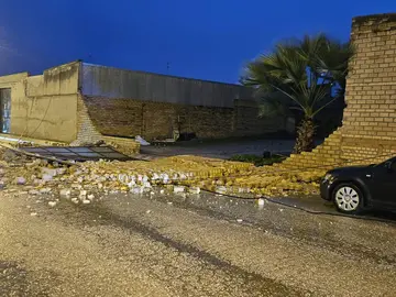 Muro ca&iacute;do en Almonte. / Fotograf&iacute;a: Polic&iacute;a Local de Almonte.