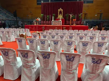 Palacio de los Deportes Carolina Mar&iacute;n preparado para la misa.