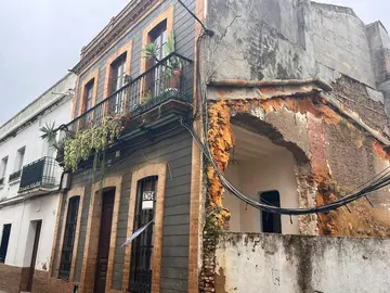 Riesgo de derrumbe en una vivienda en Valverde del Camino.