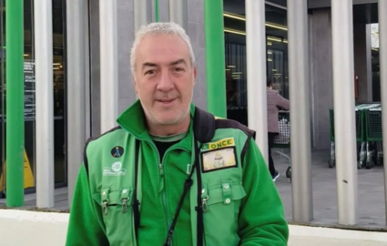 &Aacute;ngel Mart&iacute;n, vendedor de la ONCE en Huelva. / Fotograf&iacute;a: ONCE