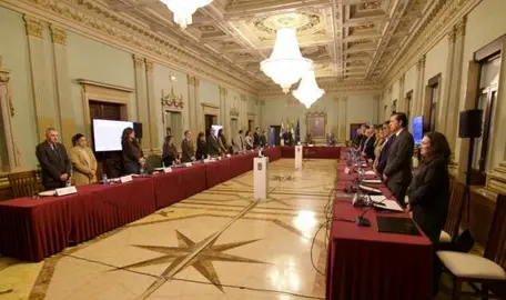 Minuto de silencio previo al pleno.