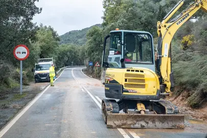 Servicios de la Diputaci&oacute;n reabriendo una carretera afectada por las lluvias.