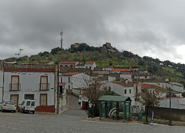 vista del pueblo de Encinasola con las torres de comunicaci&oacute;n al fondo.