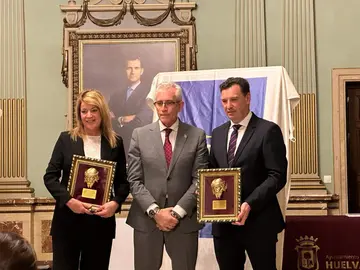 Rafael Dom&iacute;nguez, en el centro, junto a Pilar Miranda, alcaldesa de Huelva y Alberto Santana, presidente de la Autoridad Portuaria de Huelva.