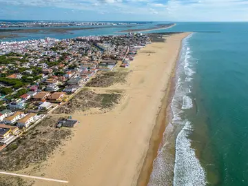 Chiringuitos desmontables en Punta Umbr&iacute;a.
