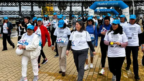 Un millar de personas se suman a la marcha contra el c&aacute;ncer de colon