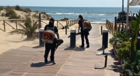 Isla Cristina intensifica la puesta a punto de sus playas tras los temporales para llegar en &oacute;ptimas condiciones a Semana Santa