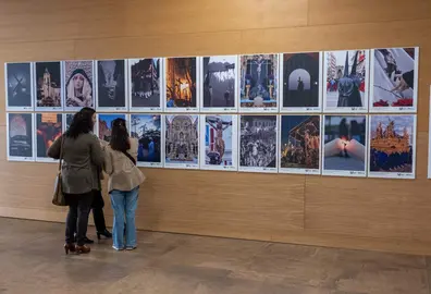 La Diputaci&oacute;n de Huelva acoge durante estos d&iacute;as en el hall de su sede la exposici&oacute;n del II Concurso de Fotograf&iacute;a Cofrade, una propuesta que invita a recorrer la Semana Santa onubense a trav&eacute;s de la mirada de los fot&oacute;grafos participantes en este certamen organizado por Huelva Informaci&oacute;n.
La muestra re&uacute;ne un total de 23 im&aacute;genes captadas en diferentes puntos de la provincia, ofreciendo un recorrido visual por momentos de fervor, detalles patrimoniales y escenas caracter&iacute;sticas de las hermandades. Desde salidas procesionales hasta instantes de recogimiento, las fotograf&iacute;as reflejan la riqueza y diversidad de una tradici&oacute;n profundamente arraigada.
Entre las localidades representadas figuran Zalamea la Real, Cartaya, Galaroza, Moguer, Jabugo, Aracena, Isla Cristina, Ayamonte, El Cerro de And&eacute;valo, Beas, San Juan del Puerto, Cortegana, Minas de R&iacute;o Tinto o Niebla, configurando un mosaico que pone en valor tanto la singularidad de cada enclave como el denominador com&uacute;n de la tradici&oacute;n cofrade.
La obra ganadora de esta segunda edici&oacute;n es del fot&oacute;grafo Ildefonso Donaire, natural de Trigueros, quien ha captado al Cristo del Carmelo en un instante de especial simbolismo. La imagen destaca por el uso del contraluz, evocando la transici&oacute;n entre la muerte y la esperanza, y ha sido adem&aacute;s elegida para ilustrar la portada de la gu&iacute;a de Semana Santa de Huelva y su provincia.
El presidente de la Diputaci&oacute;n, David Toscano, ha destacado la calidad de los trabajos presentados y ha subrayado el papel de la fotograf&iacute;a como herramienta para conservar y transmitir emociones y tradiciones.
El certamen, que permite a cada participante presentar hasta tres im&aacute;genes &mdash;al menos una de ellas tomada fuera de la capital&mdash;, refuerza su vocaci&oacute;n de mostrar la dimensi&oacute;n provincial de la Semana Santa.
La exposici&oacute;n se convierte as&iacute; en una oportunidad para que ciudadanos y visitantes se acerquen a diferentes perspectivas de una de las celebraciones m&aacute;s importantes de Huelva, al tiempo que pueden recoger un ejemplar de la gu&iacute;a editada con motivo de estas fechas.