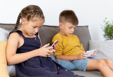 Ni&ntilde;os con m&oacute;viles