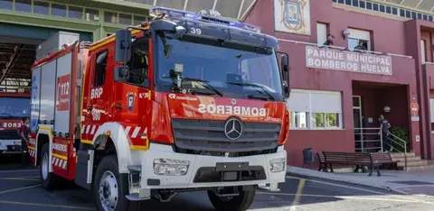 Un cami&oacute;n de bomberos de Huelva.