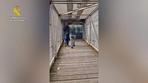 El detenido escoltado por la Guardia Civil.