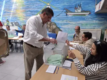 Rafael Segovia, votando en Punta Umbr&iacute;a.