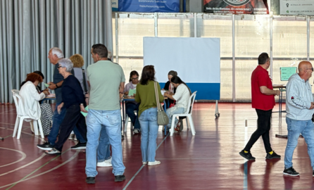 Imagen de gente votando en las mesas electorales.