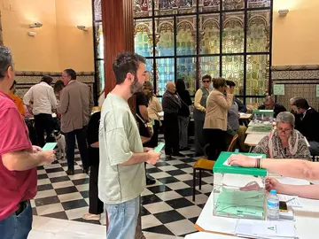 Un onubense vota en las elecciones andaluzas.