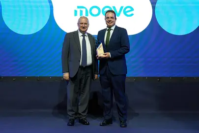 Jordi Hereu, ministro de Industria y Turismo, entrega el galard&oacute;n Best in Class a &Aacute;lvaro Llanos, director de Intermedios de Qu&iacute;mica en Moeve