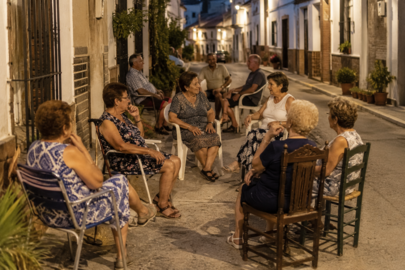 Sentadas al fresco.