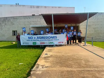 Los facultativos, concentrados a las puertas del centro de salud de San Juan del Puerto.