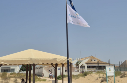 Punta Umbr&iacute;a renueva la bandera de 'Playa Sin Humos'