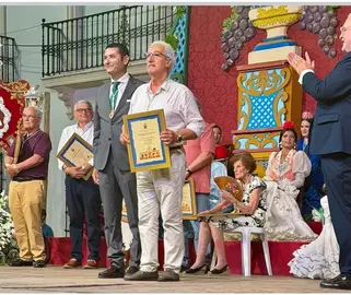 Ferm&iacute;n Gonz&aacute;lez Mayoral con su pergamino