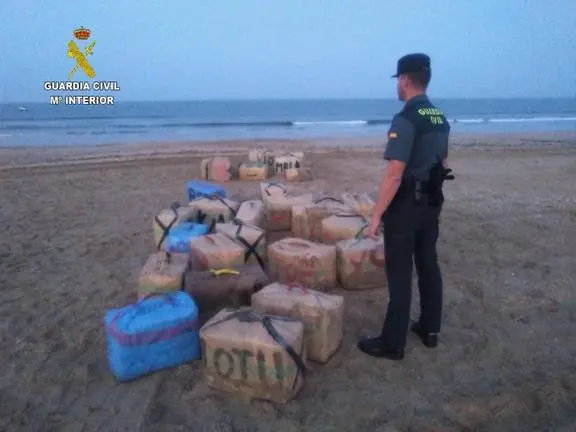  Imagen de un alijo hallado en la playa (Archivo)