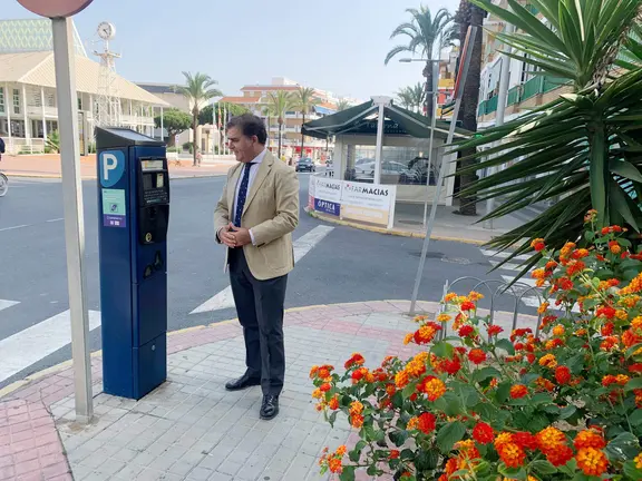 El alcalde junto a una máquina de Zona ORA