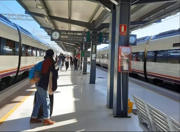 Pasajeros en la estaci&oacute;n de Huelva