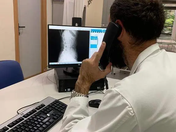 Un m&eacute;dico en la consulta