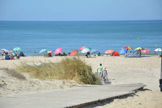 Ba&ntilde;istas en la playa