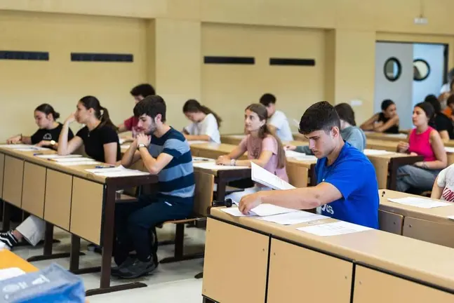Alumnado en las pruebas de PAU.
