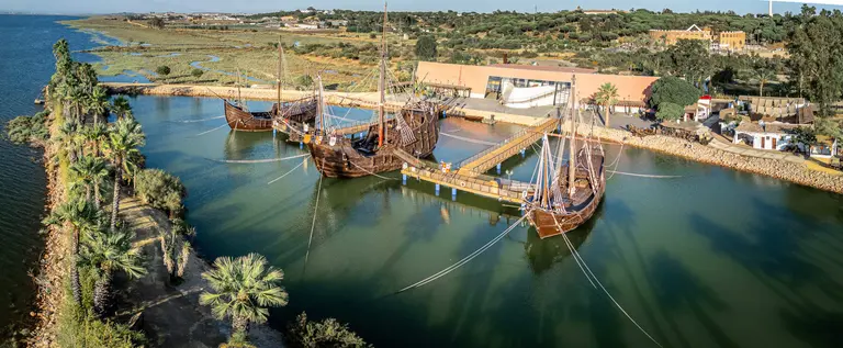 R&eacute;plica de las naves de Col&oacute;n en el Muelle de las Carabelas